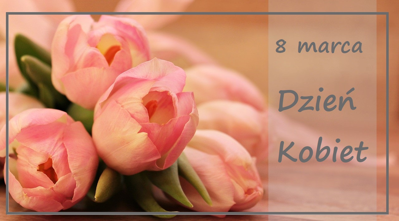 różowe tulipany oraz napis 8 Marca Dzień Kobiet 