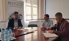 Budowa drogi dla pieszych i rowerów przy ul. Łęckiej w Jawiszowicach - podpisanie umowy (26.08.2025)