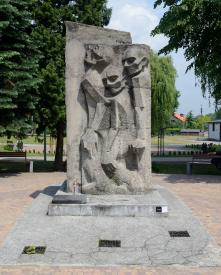 Prace renowacyjne przy Pomniku ku czci ofiar podobozu Jawischowitz w Brzeszczach